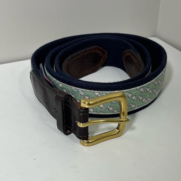 Vineyard Vines Belt Size 42 Lacrosse All Over Print Leather Tab Belt Preppy - Picture 1 of 12